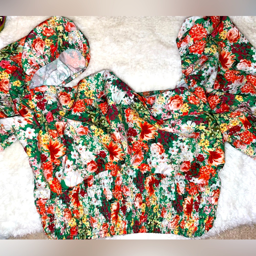 Pretty Little Thing Cropped Floral Blouse with Stretchy back and sleeves